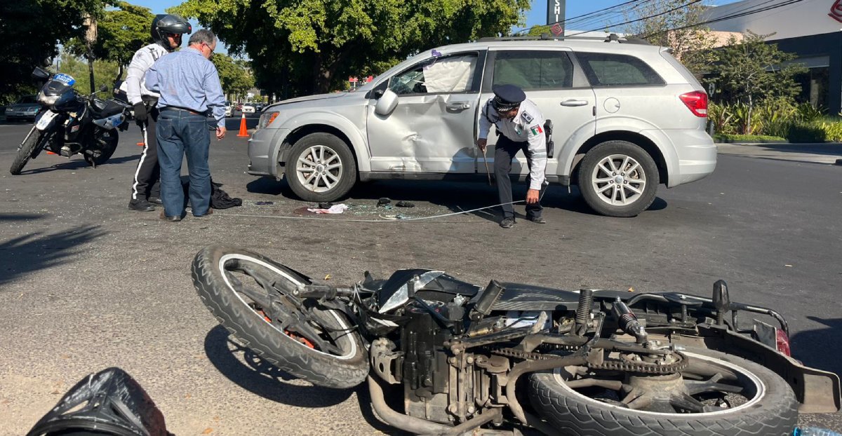 ¡Quedó bajo la camioneta! Fuerte choque deja a un motociclista con lesiones graves en Culiacán