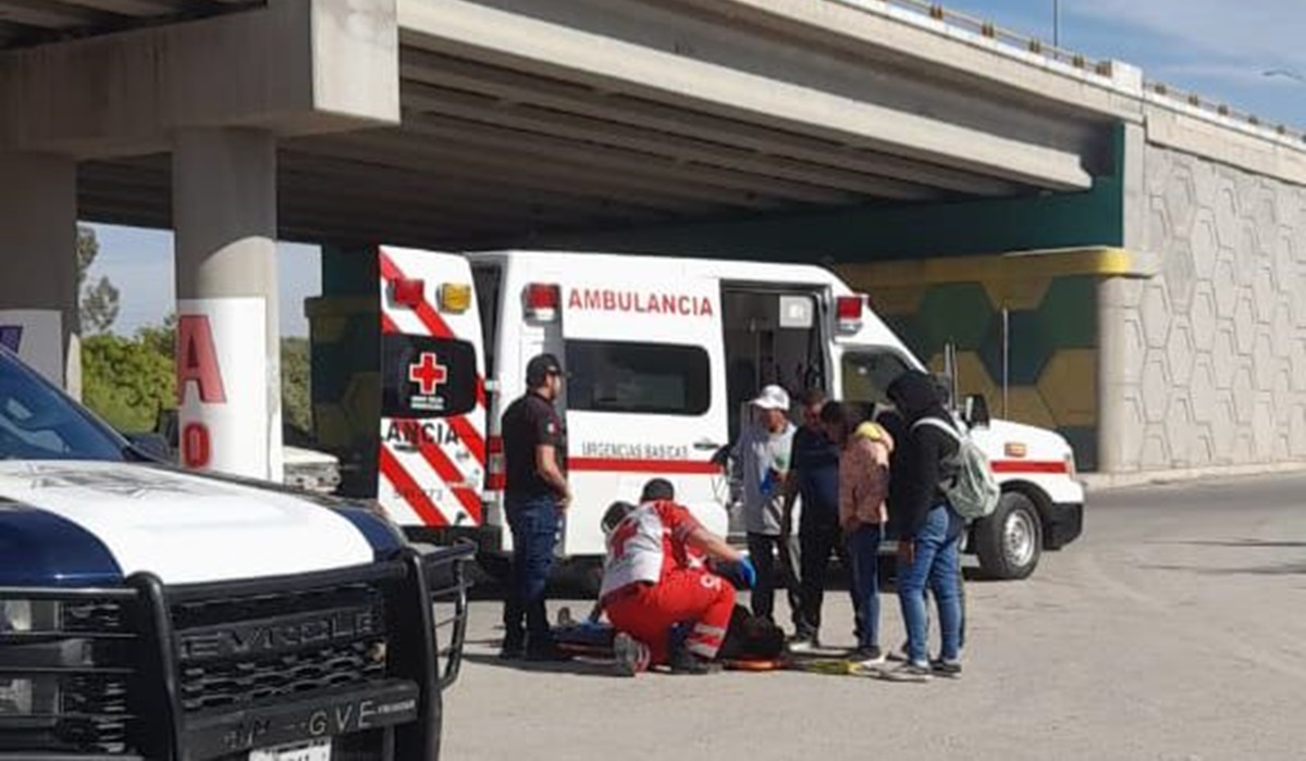 Motociclista resulta lesionado al pasarse un alto y ser impactado por una camioneta en Guasave