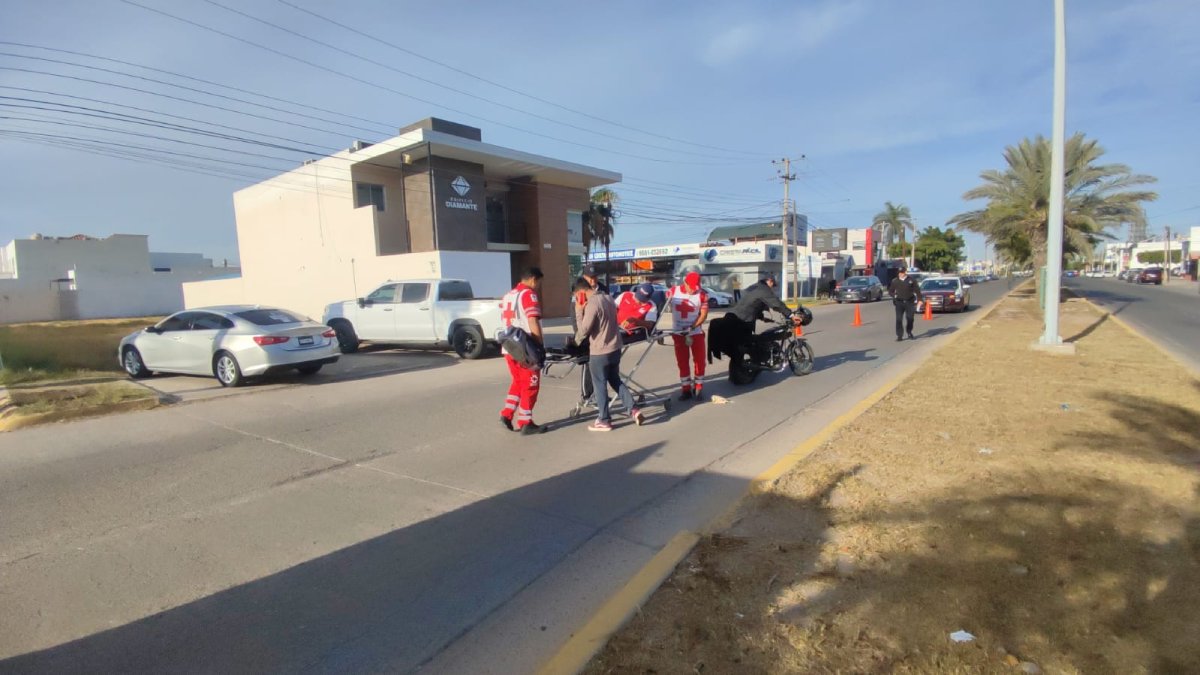 Motociclistas resultan con lesiones tras derrapar en bulevar de Los Mochis