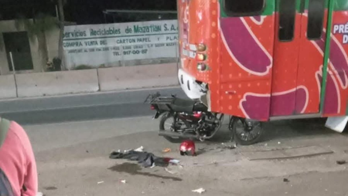 Motociclista resulta lesionado de gravedad al estrellarse contra un camión urbano en Mazatlán