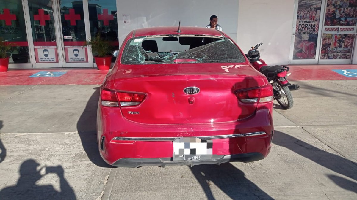 Dos motociclistas terminan lesionados al chocar contra un vehículo en Guasave