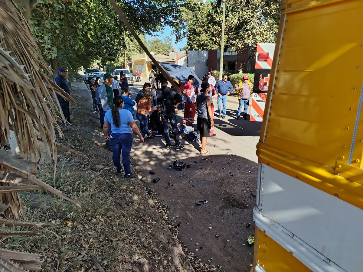 Pierde la vida uno de los motociclistas que se impactaron con autobús en Guasave