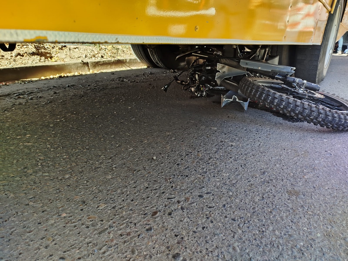 Par de motociclistas, entre ellos un menor resultan lesionados al impactarse contra un camión en Guasave