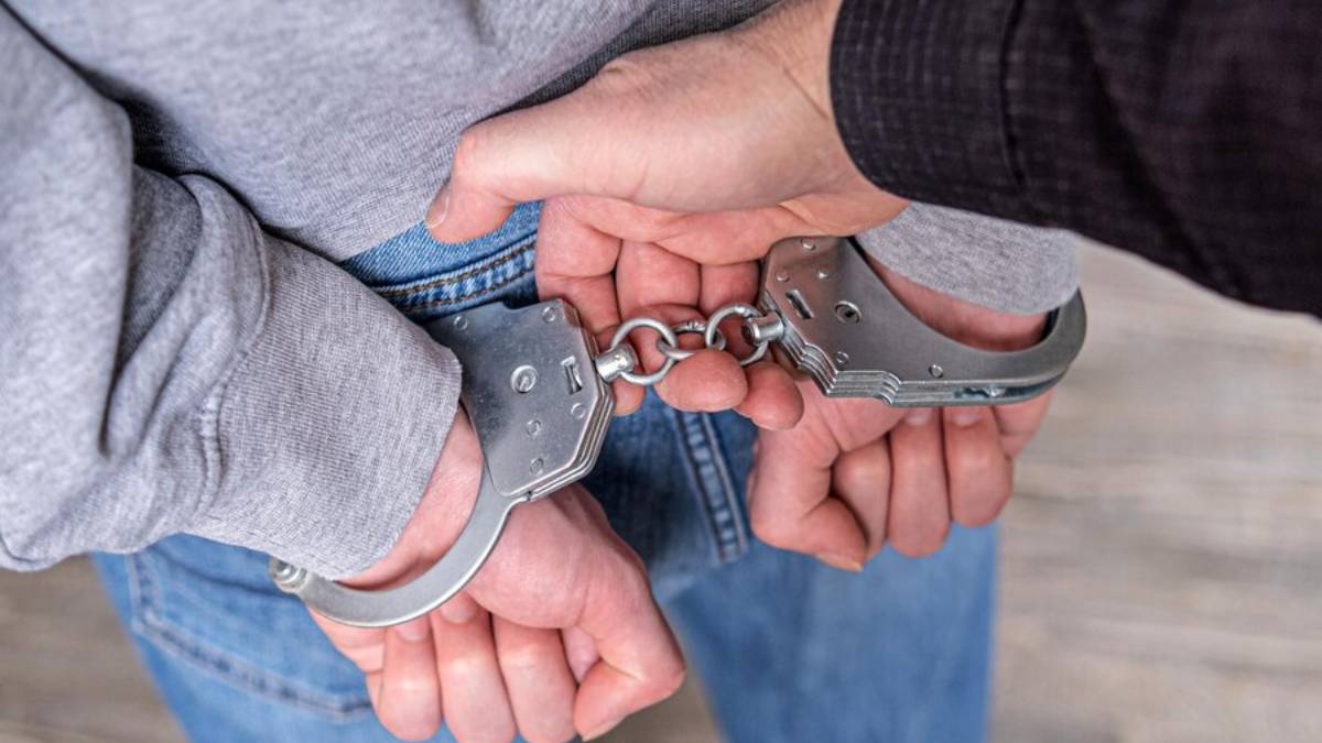 Disputa por propina termina en violencia; repartidora de pizza apuñala a mujer embarazada en Florida