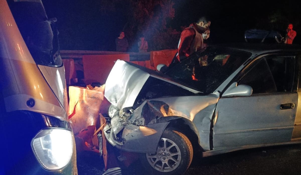 Joven mujer resulta lesionada en choque entre automóvil y camión de pasajeros, en Guasave