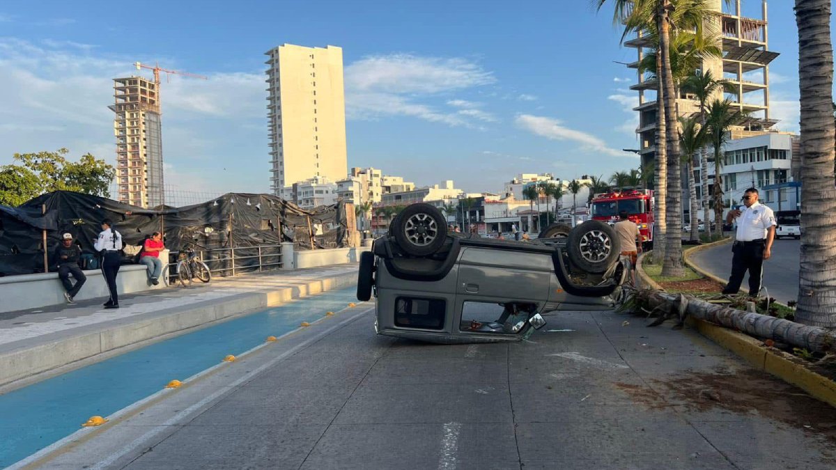 Iba a maleconear en Mazatlán y salió mal: mujer vuelca en su vehículo en la Avenida del Mar