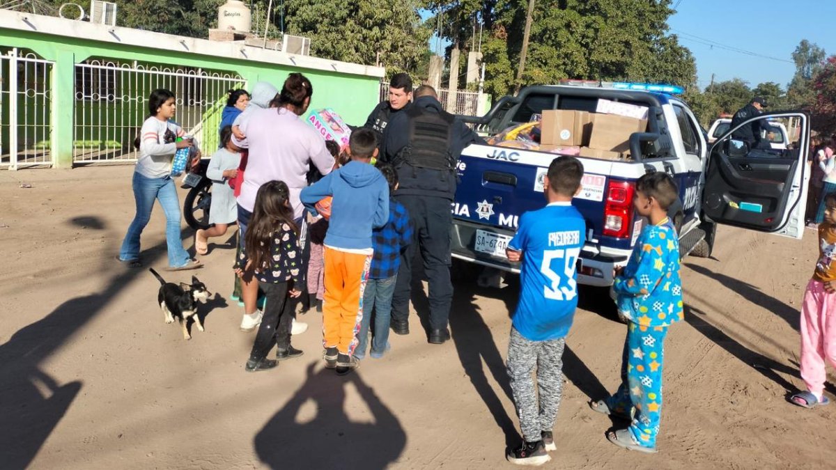 Llegó la navidad, policías entregan juguetes a niños de escasos recursos en Guasave