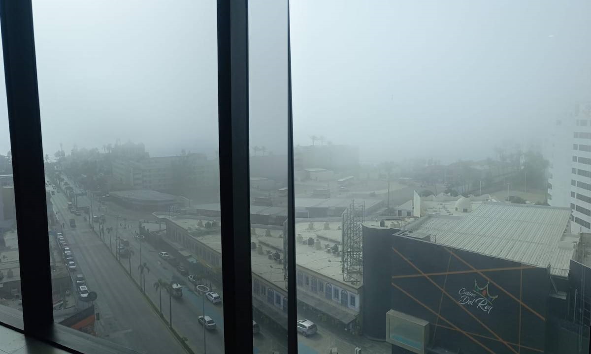 ‘Esconde’ neblina las islas, edificios y hasta las playas de Mazatlán este lunes