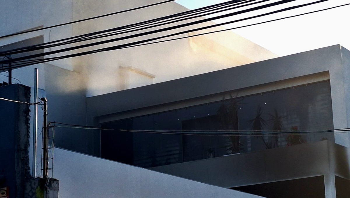 Hombres armados vandalizan negocio tipo laboratorio y queman dos vehículos en La Lima en Culiacán