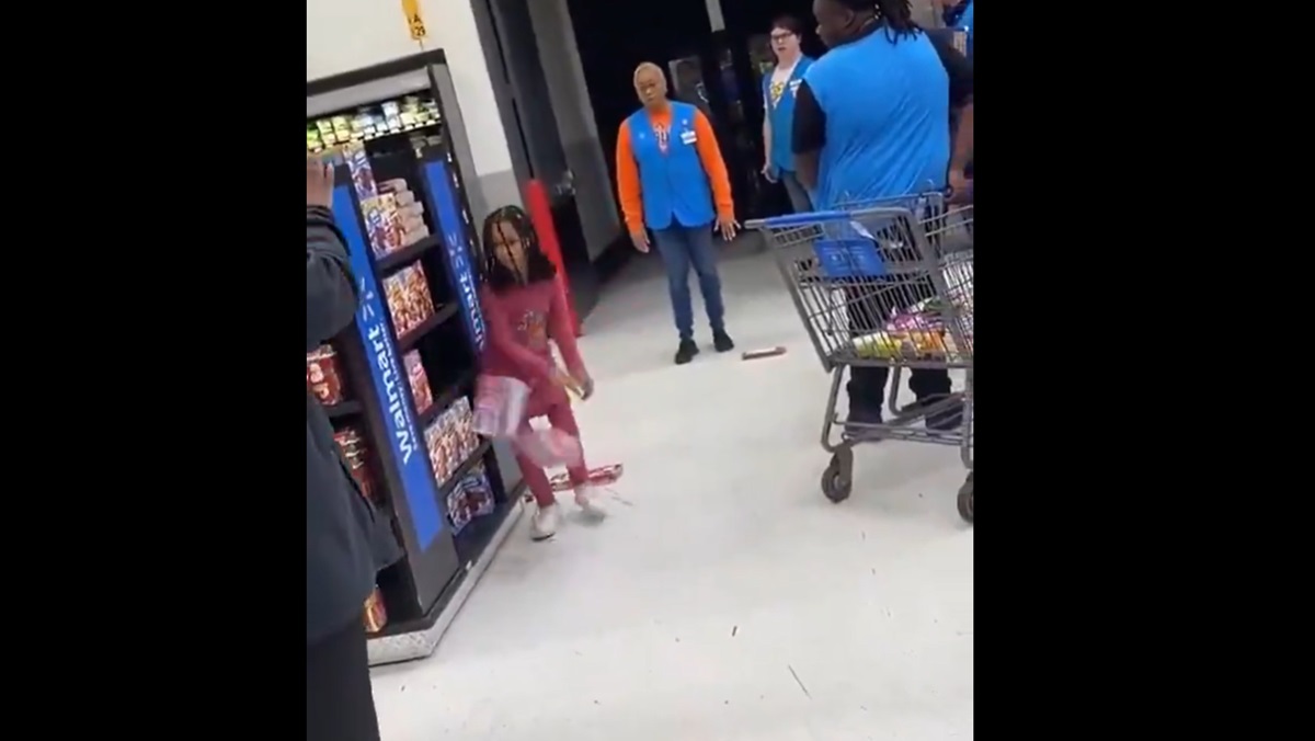 Video viral | Niña causa destrozos en Walmart, mientras sus papás… solo la ven