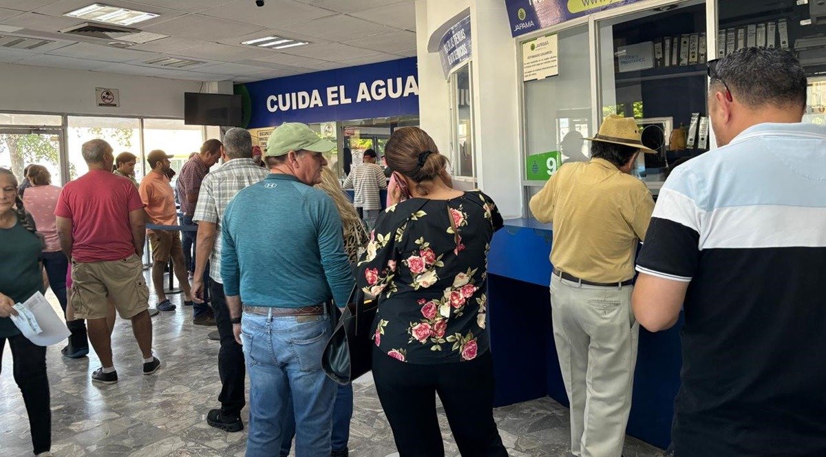 Usuarios de Japama denuncian cobros excesivos y saturación en oficinas de atención