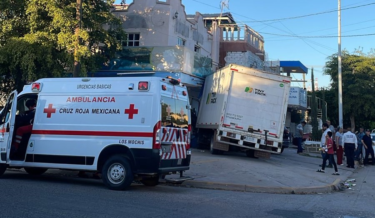 Se pasa un alto y provoca aparatoso choque en Los Mochis