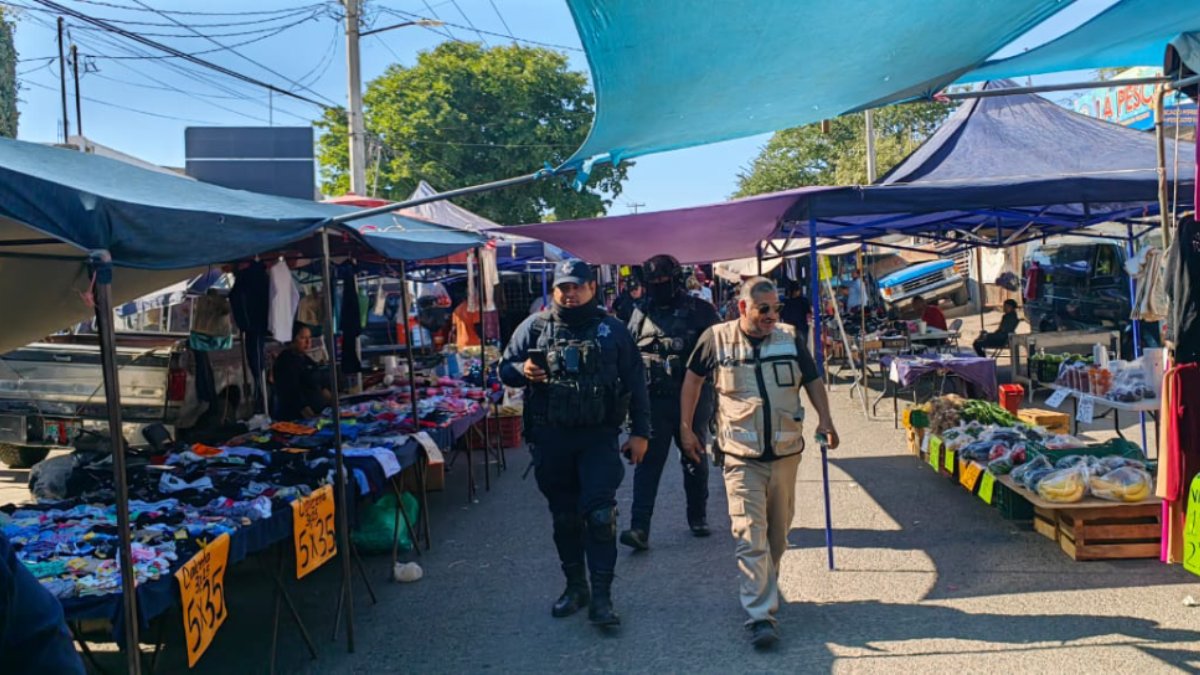 operativos para prevenir accidentes durante las fiestas decembrinas, elementos de la Policía Municipal, Policía Estatal y Protección Civil aseguraron 80 kilos de pirotecnia en diversos tianguis