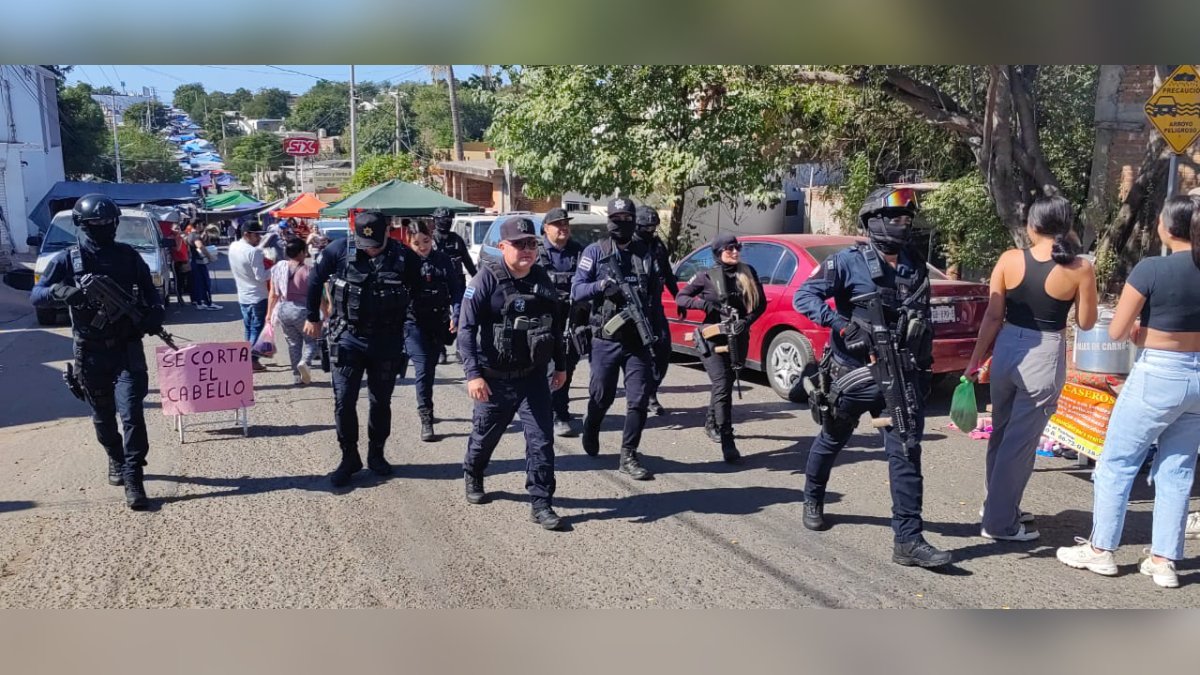 operativos para prevenir accidentes durante las fiestas decembrinas, elementos de la Policía Municipal, Policía Estatal y Protección Civil aseguraron 80 kilos de pirotecnia en diversos tianguis
