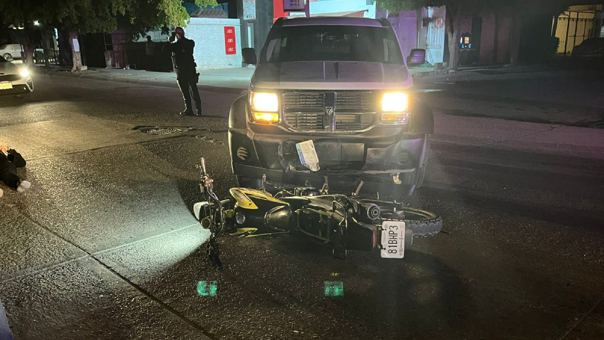 Pareja de motociclistas resulta con lesiones tras ser arrollados por un vehículo en Los Mochis