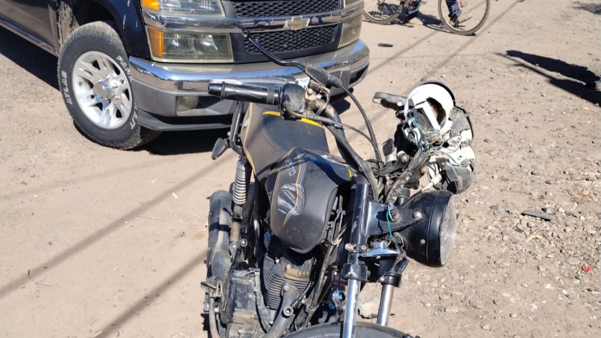 Motociclista se lesiona al ser embestido por una pick up en Guasave