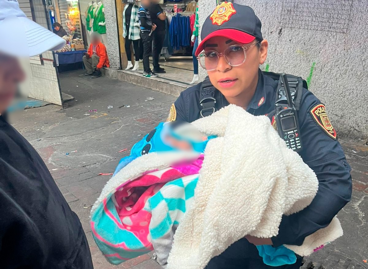 Mujer aprovecha festejo navideño para robarse a bebé, en CDMX; así la capturaron