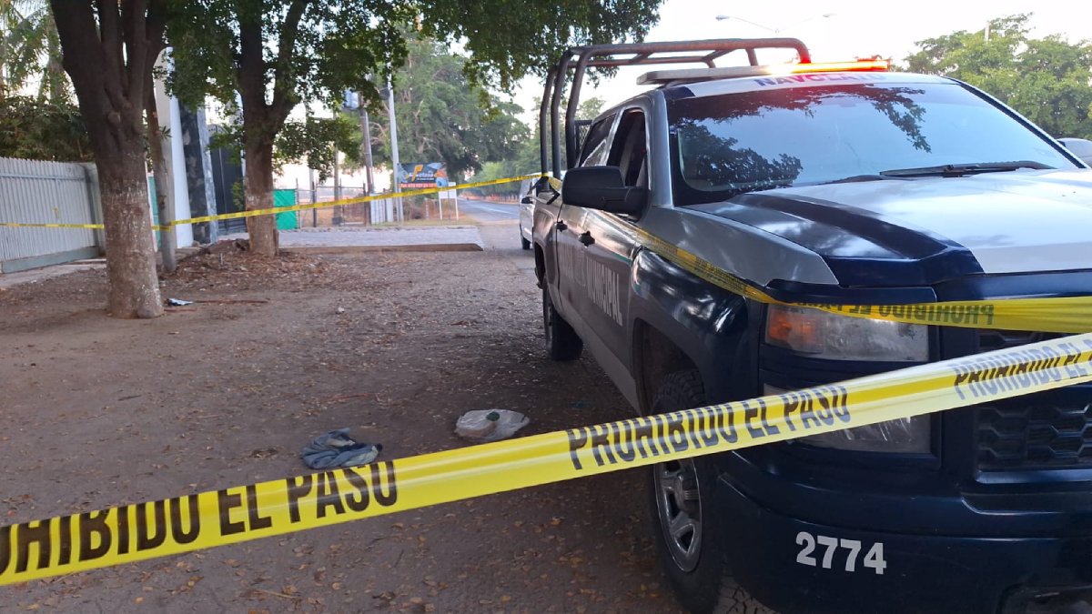 Identifican al joven hallado ejecutado a balazos frente a prepa de San Pedro, Navolato
