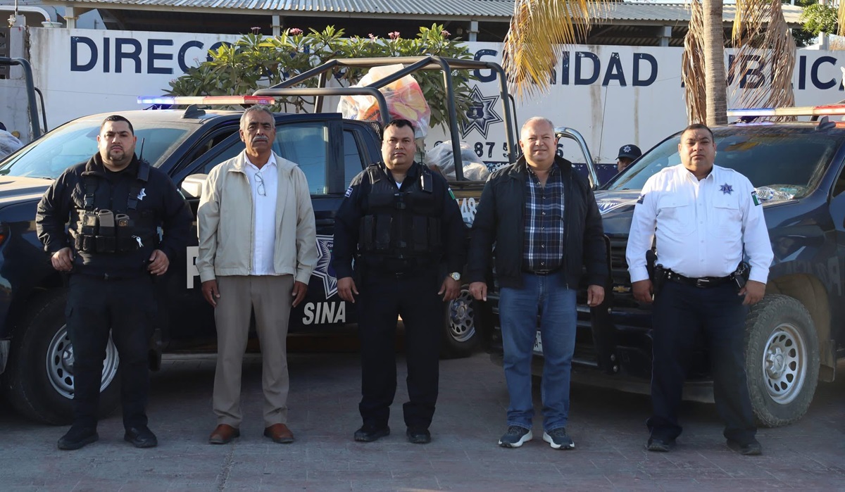 Policías en Sinaloa municipio llevan juguetes a niños en esta Navidad