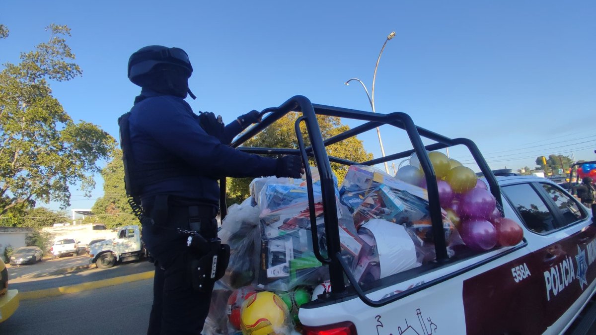 ‘Policlaus’ reparte 16 mil 400 sonrisas y regalos a niños de Ahome