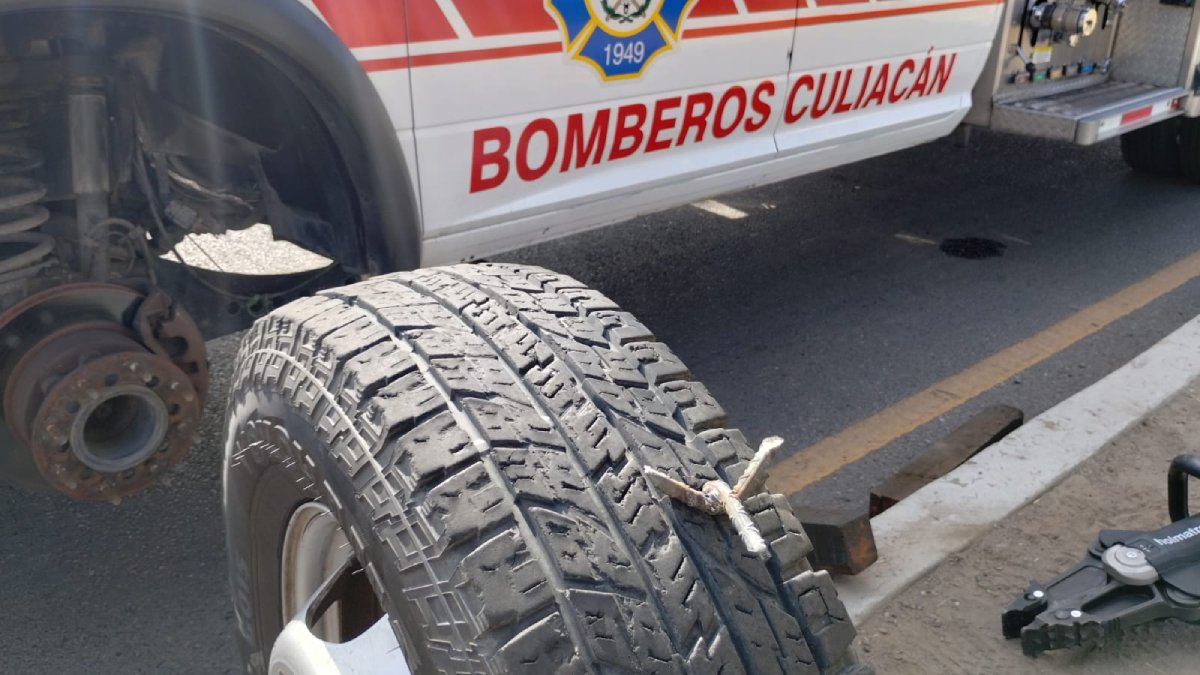 Arrojan “ponchallantas” cerca de la UAdeO de Culiacán y daña camión de bomberos