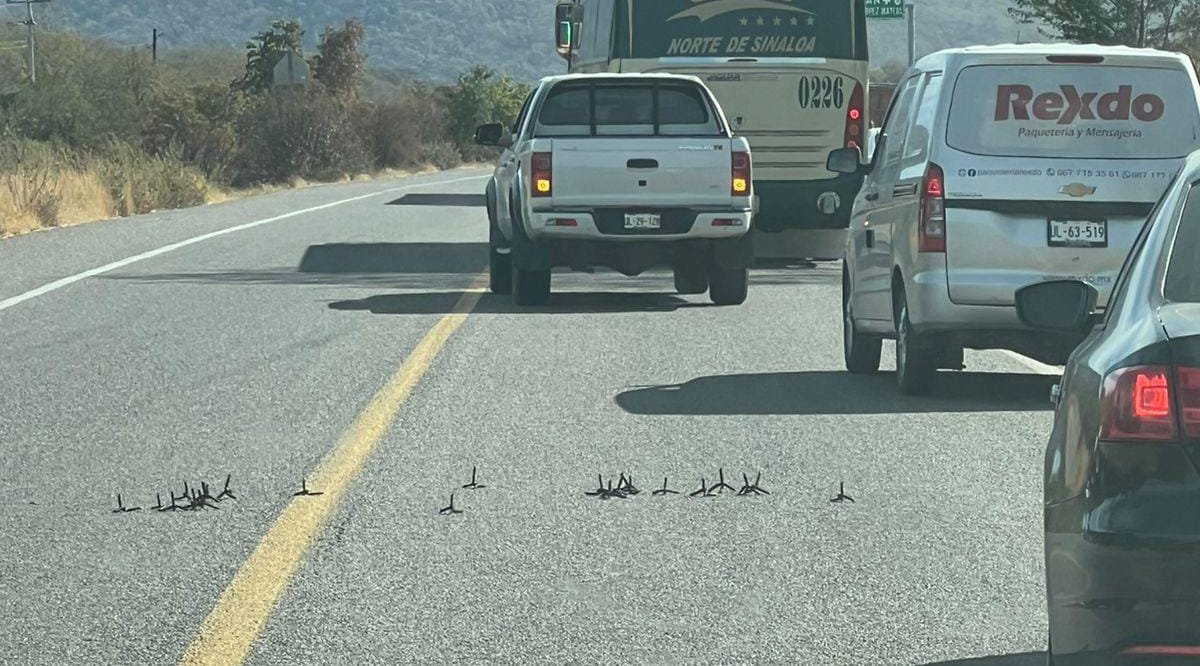 Arrojan “ponchallantas” sobre la México 15, al norte de Culiacán