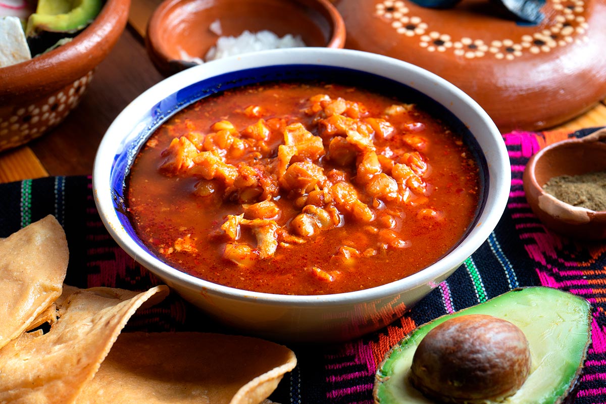 Plato de pozole rojo