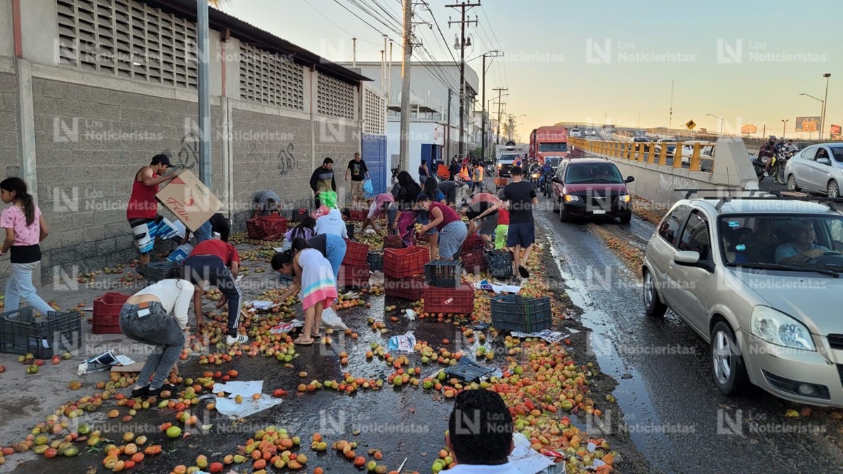¿Unas sopitas con puré? Se arma la tomatiza o rapiña de tomate en la salida sur de Mazatlán