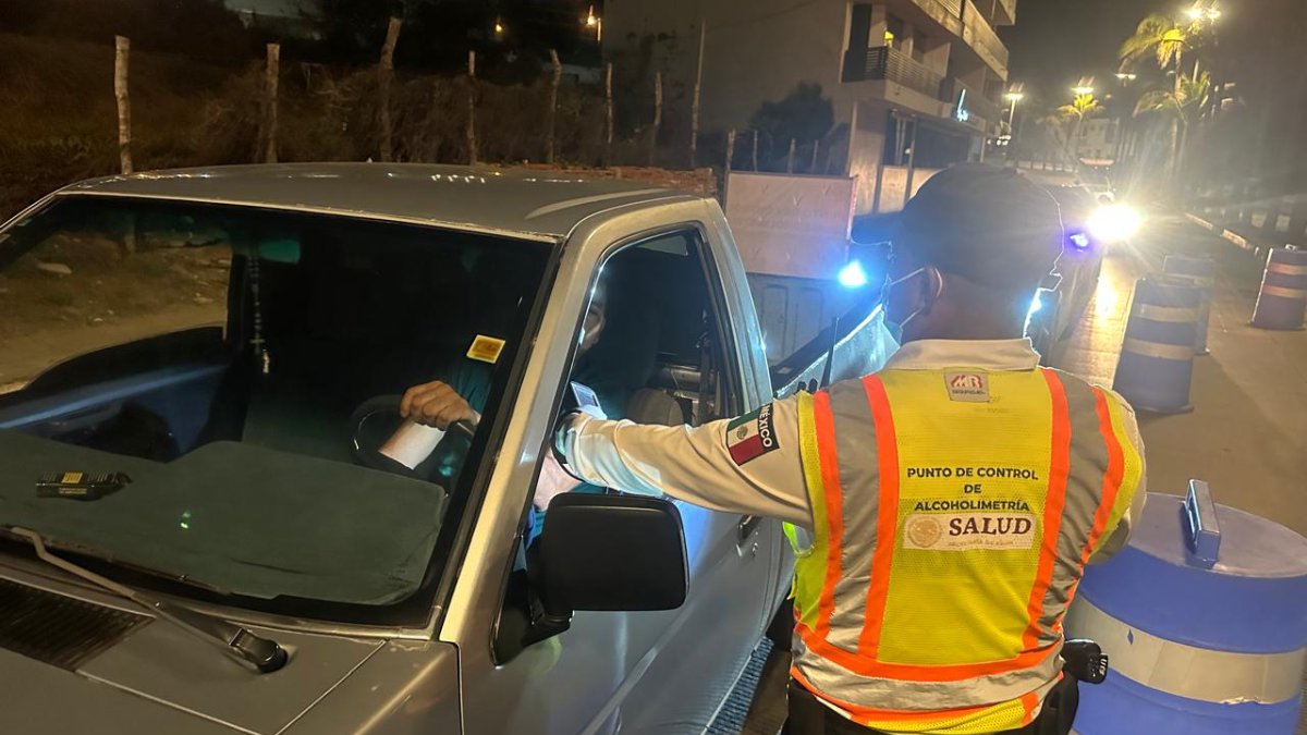 Realizan operativo de alcoholimetría aplicando 64 exámenes a conductores en Mazatlán