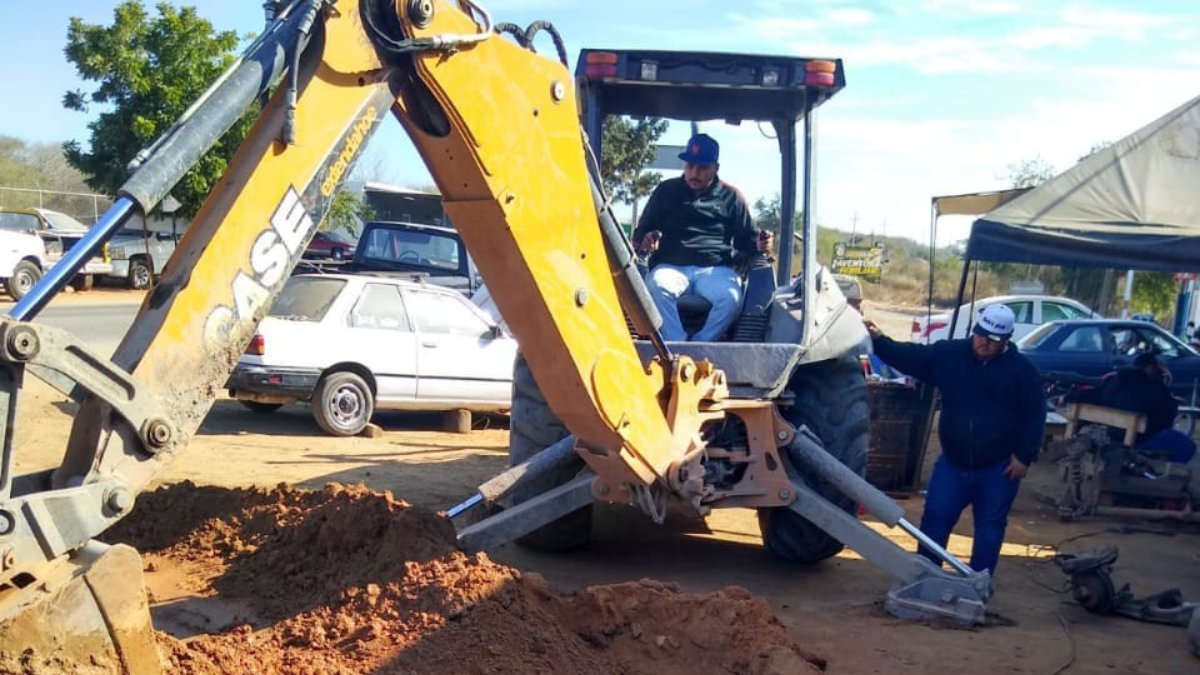 Repara Jumapam fuga de agua en El Habal tras daño en tubería por vehículos pesados