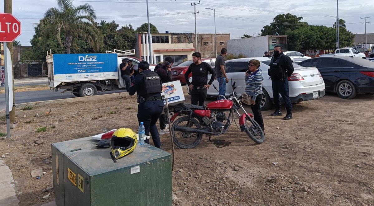 Joven repartidor motociclista resulta lesionado tras carambola, en Guasave