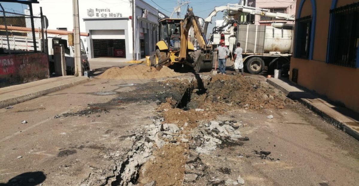 Inicia Jumapam reposición de atarjeas en la calle 5 de Mayo, en el centro de Mazatlán