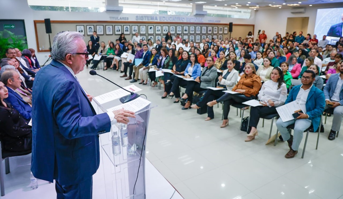 Rocha entrega estímulos a maestros que acreditaron convocatoria Práctica Educativa 2024