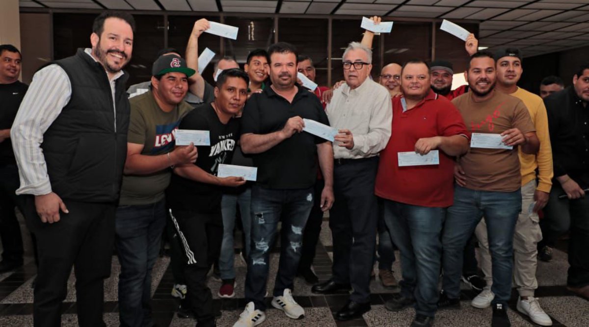 Rocha Moya entrega apoyos a músicos de Culiacán y Navolato; ya son más de 800 beneficiados