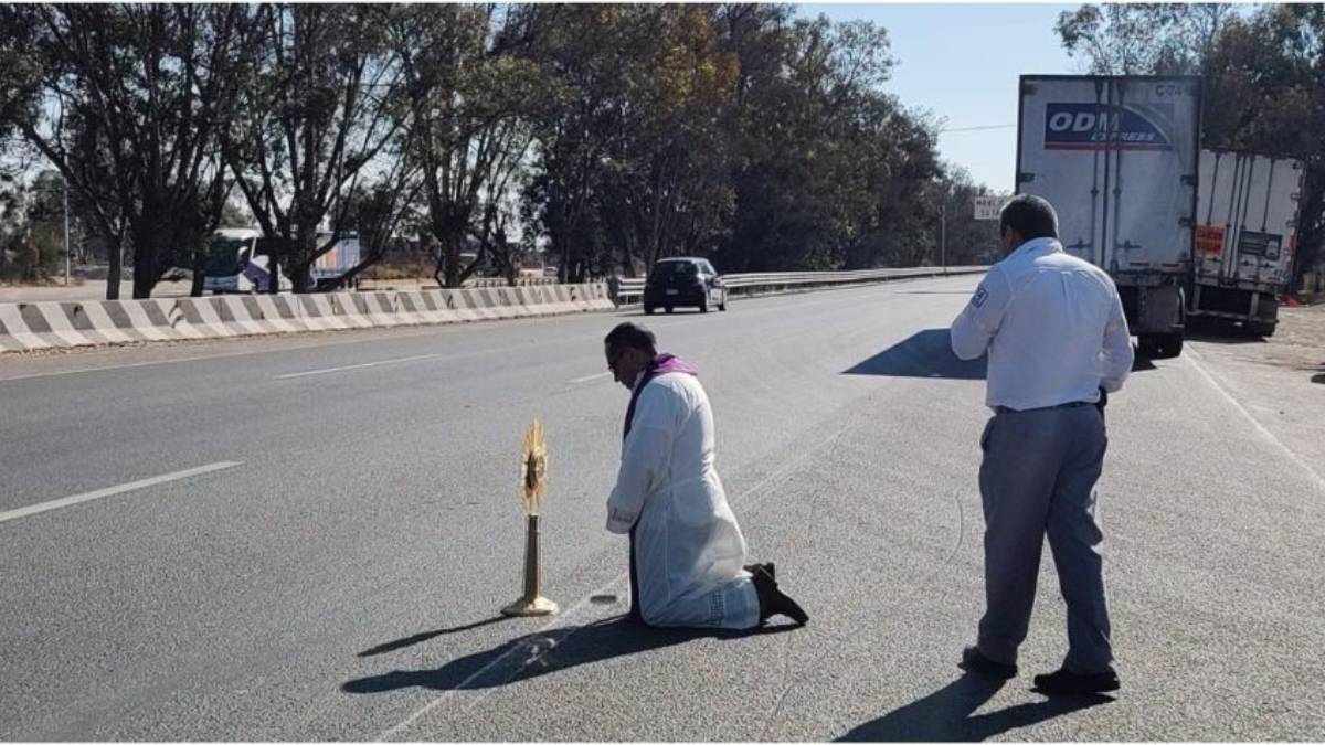 Sacerdote bendice carretera México-Querétaro para protegerla contra accidentes y asaltos