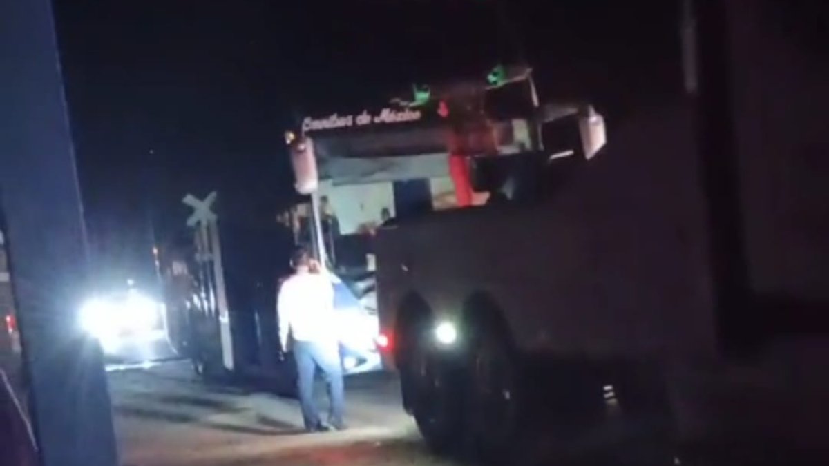 Se descompone autobús cerca de Angostura; pasajeros se quedan varados