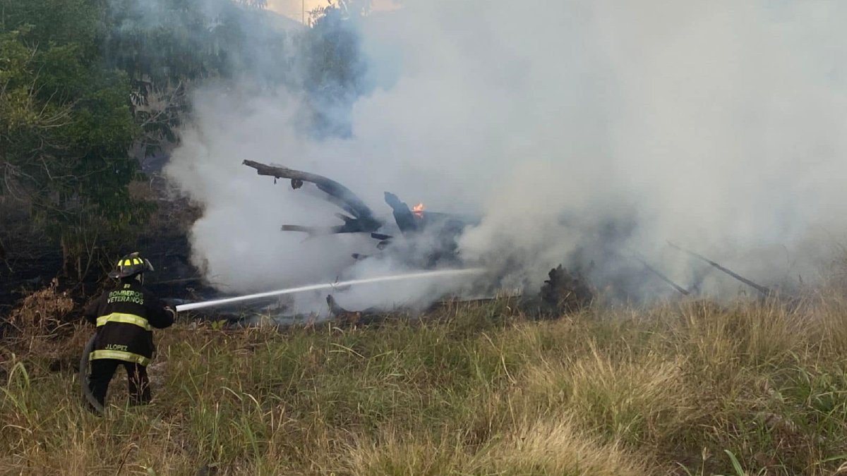 Por quema de basura, se incendia baldío al sur de Mazatlán; bomberos rescataron un tlacuache de ahí