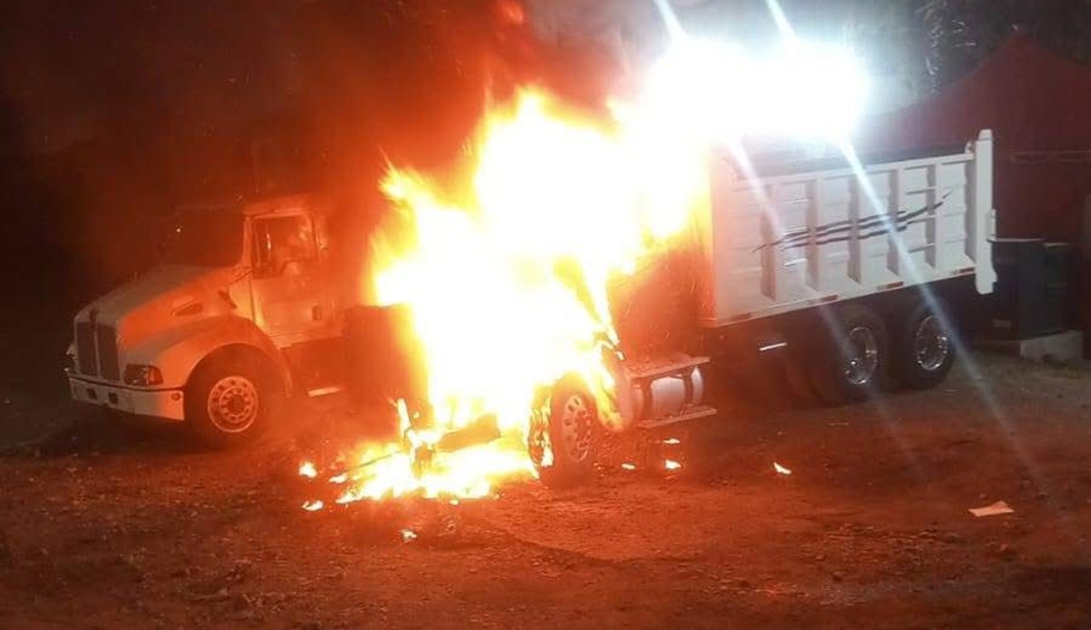 Se incendia camión de carga en la carretera internacional al sur de la colonia Urías, en Mazatlán