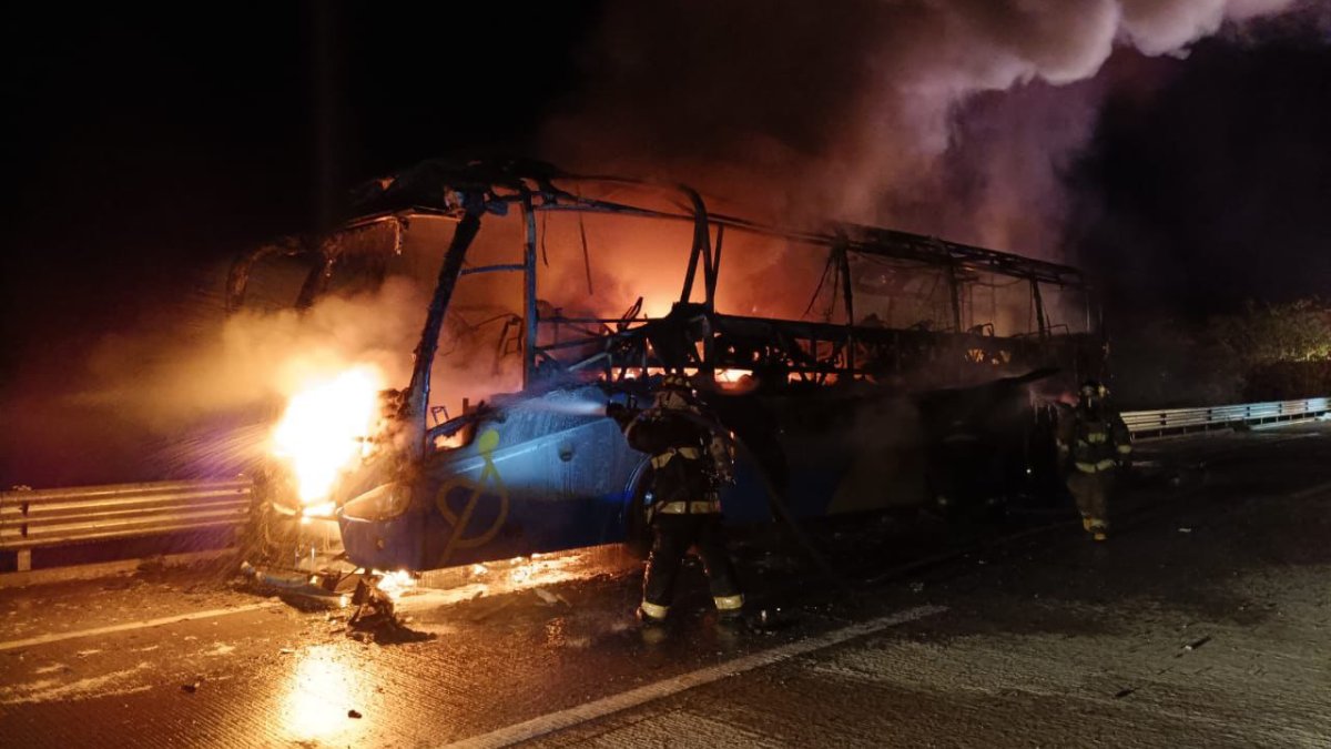Se registra incendio de camión de jornaleros sobre la carretera de cuota cerca de El Vainillo; iban a Guasave