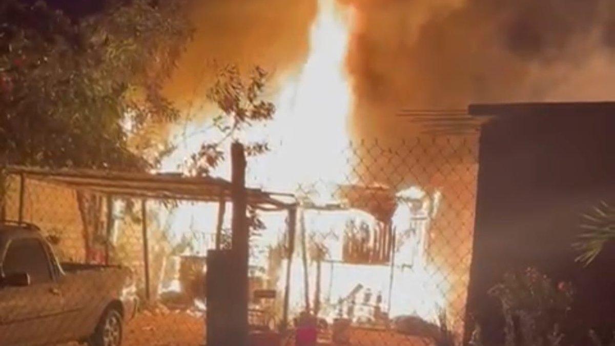 Incendio arrasa con dos cuartos habilitados con madera y lámina en el sector Chulavista de Culiacán