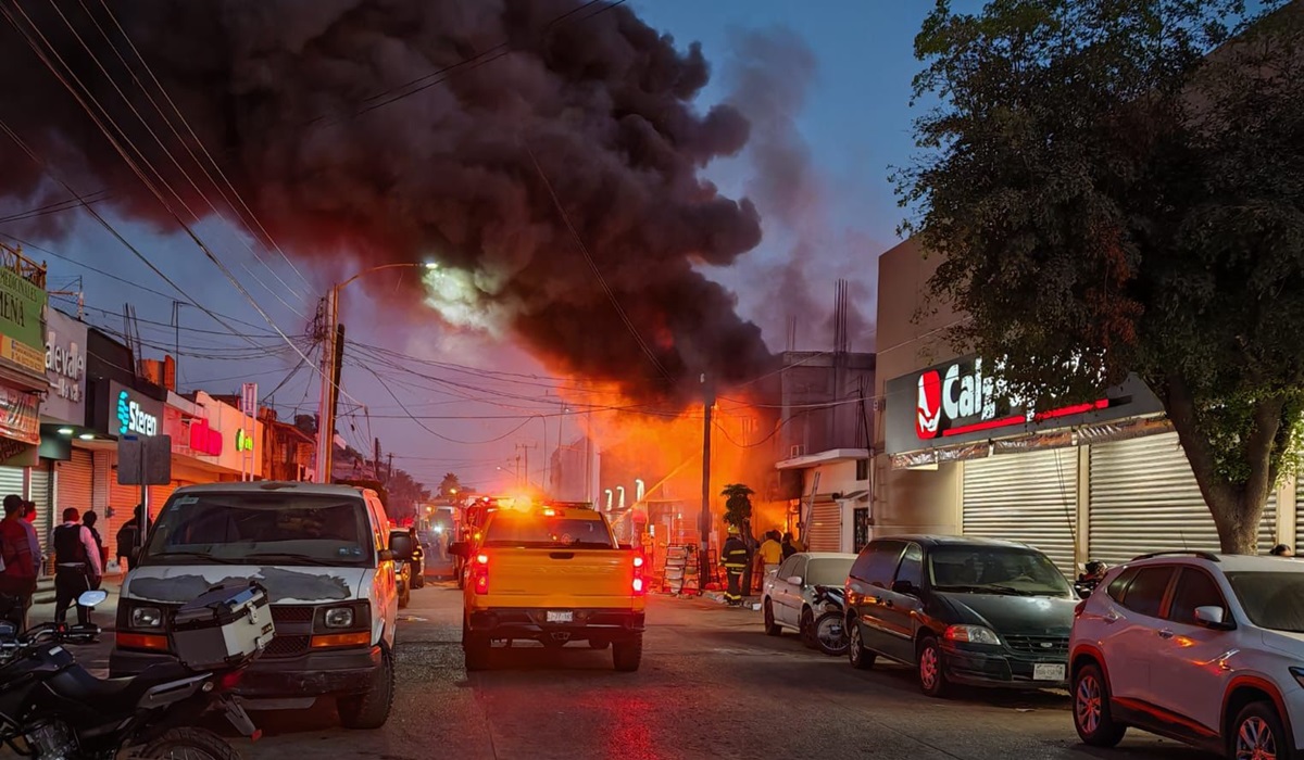 ¡Hubo explosiones! Se incendia conocida dulcería en el Centro de Navolato