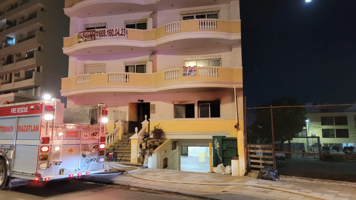 Incendio en edificio de departamentos moviliza a cuerpos de emergencia en Mazatlán