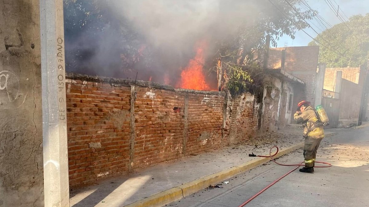 Día de incendios en Mazatlán, ahora en el patio de una vivienda en la colonia Klein