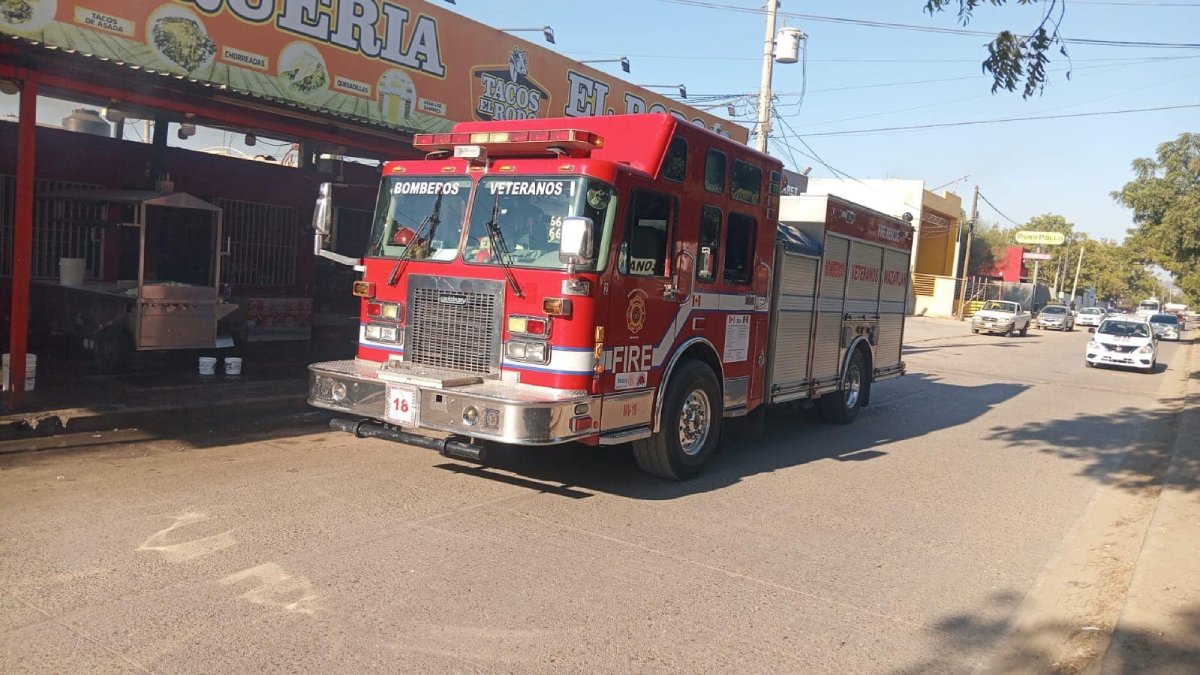 Acumulación de grasa provoca incendio en taquería de Valles del Ejido, en Mazatlán