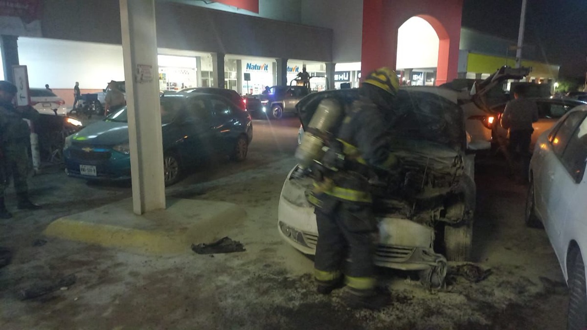Se quema auto en estacionamiento de supermercado en Culiacán