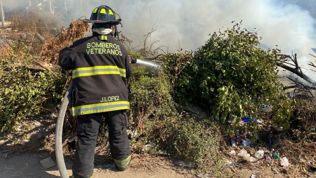 Se prende lote baldío en Santa Teresa de Mazatlán; Bomberos Veteranos controlaron la situación