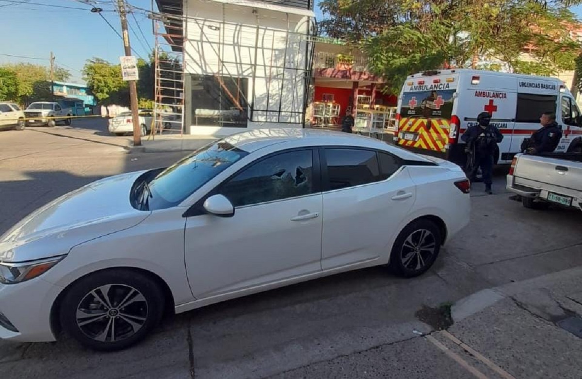 Iban por “alguien” y al no encontrarlo tirotean un automóvil junto al panteón Civil de Culiacán