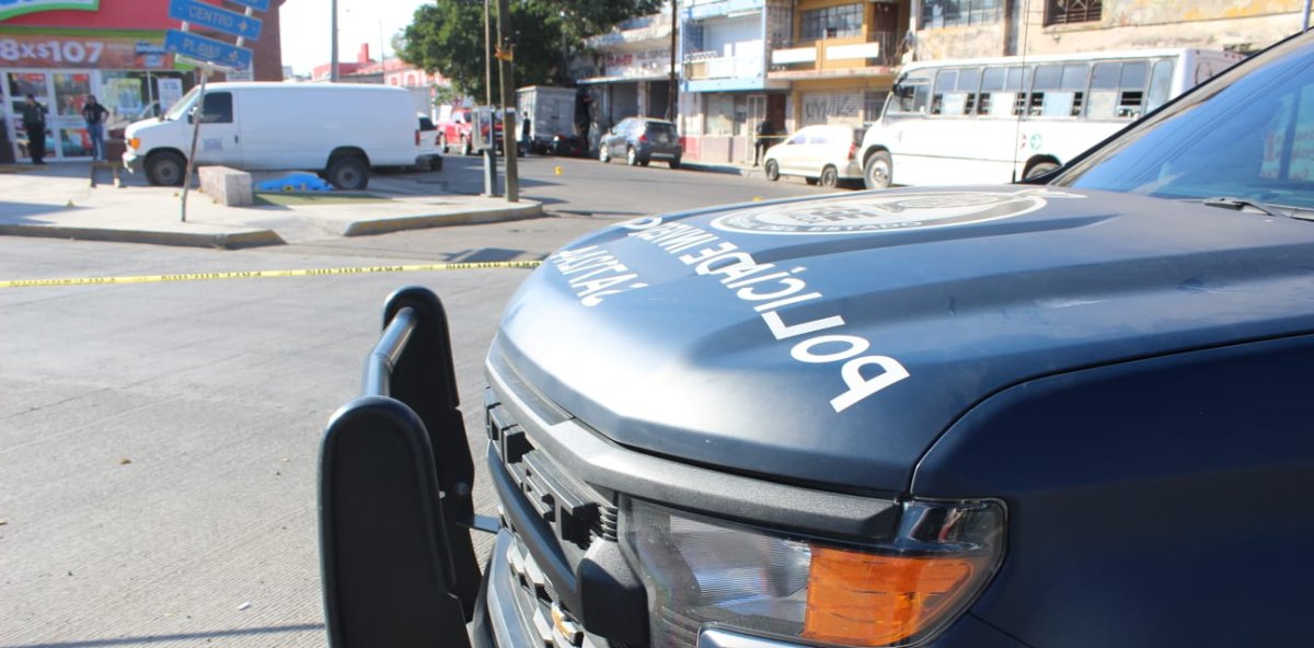 Asesinan a balazos a sujeto en estacionamiento de una tienda de conveniencia en Mazatlán