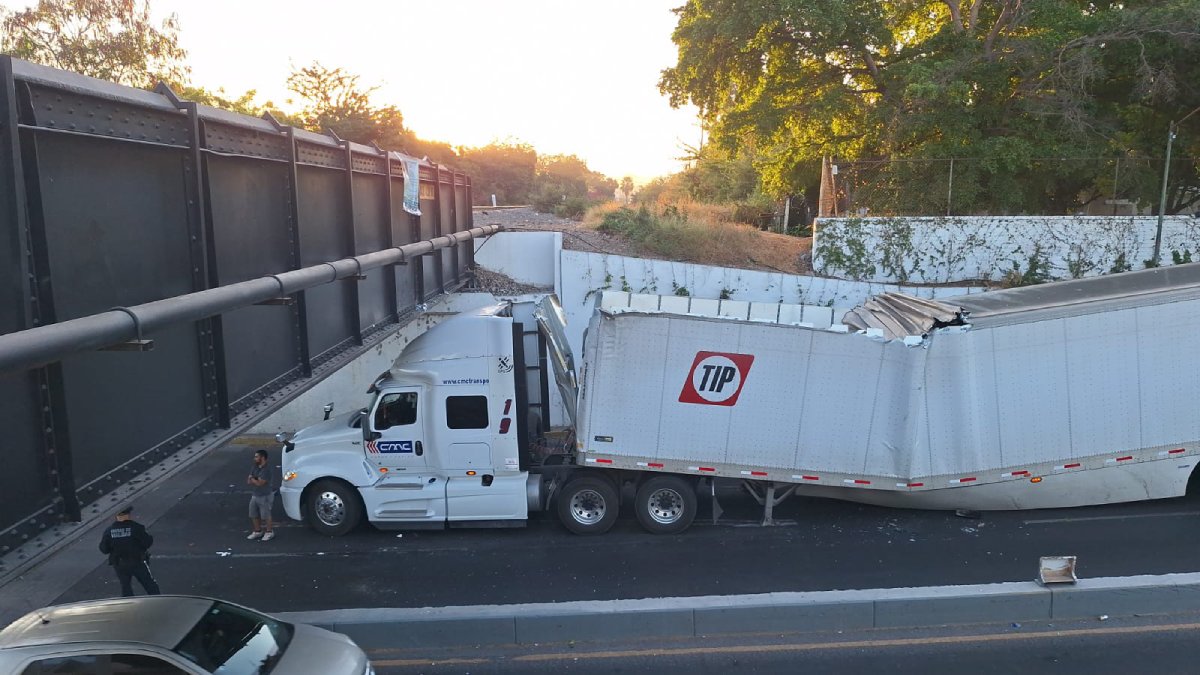 ¡Precaución! Se atora caja de tráiler en el Puente Negro de Culiacán