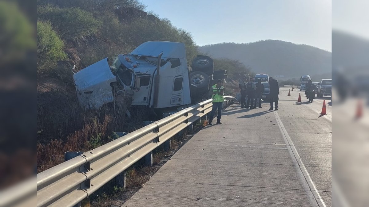Se registra un accidente de tráiler en el Libramiento de Mazatlán; conductor resulta lesionado